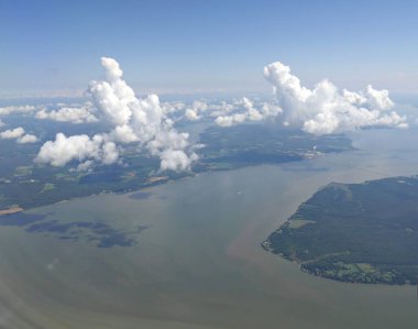 Potomac Nehri 'nin geniş açılı görüntüsü bir uçak penceresinden görülüyor.
