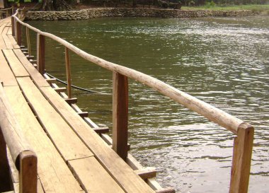 Filipinler 'in Surigao del Sur şehrinin en gözde yerlerinden biri olan Tinuy-an Şelalesi' nde raylı tahta köprü.. 