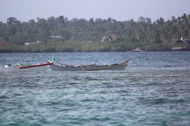 Filipinler, Surigao dle Sur 'da bir balıkçı köyünde, körfezde yüzen balıkçı tekneleri..