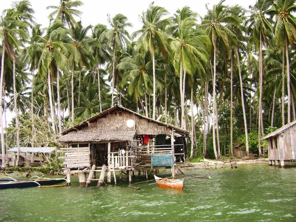 Foto Mediana Una Casa Zancos Con Botes Frente Pueblo Pescadores — Foto de Stock