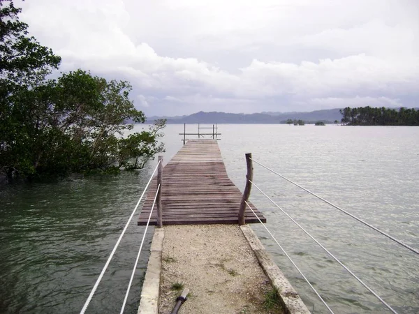 Passerella Legno Che Estende Acqua Una Spiaggia Surigao Del Sur — Foto Stock
