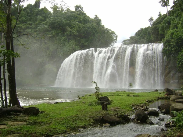 Tinuy An瀑布 在Surigao Del Sur被称为菲律宾小尼亚加拉瀑布 — 图库照片