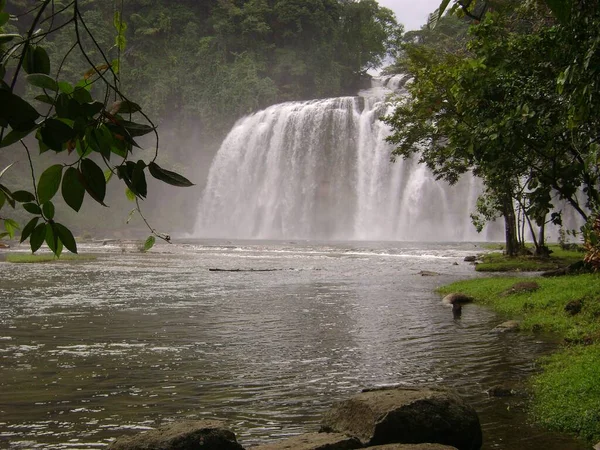 Tinuy An瀑布 被称为小尼亚加拉瀑布 Little Niagara Falls 是菲律宾Surigao Del Sur的一个顶级景点 — 图库照片