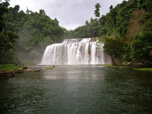 在Surigao Del Sur被称为菲律宾小尼亚加拉瀑布的Tinuy An瀑布的全景 — 图库照片