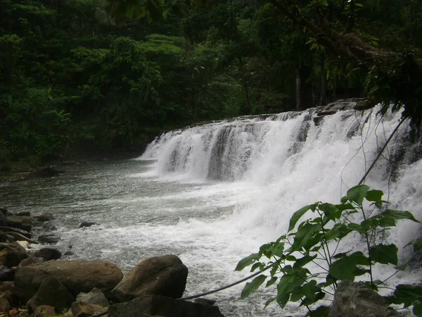 Cascada Agua Que Fluye Desde Las Cataratas Tinuy Surigao Del —  Fotos de Stock