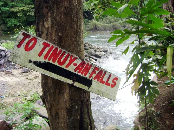 标牌钉在菲律宾Surigao Del Sur的Tinuy Falls的一棵树上 — 图库照片