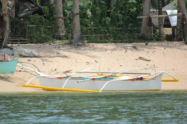 Barco Basculante Praia Uma Vila Piscatória Surigao Del Sur Filipinas — Fotografia de Stock