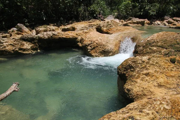 位于菲律宾Surigao Del Sur的Liangga吸引人的宝堡瀑布的流水清澈的水池 — 图库照片
