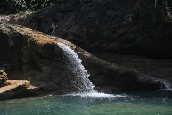 フィリピンのスリガオ スール州 リンガの魅力の1つであるバオバオ滝の下のクリスタルクリア水のカスケード — ストック写真
