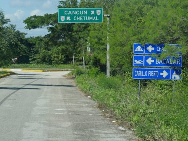 Cancun, Chetumal, Mexico ve diğer yerlere giden yol ve kavşak..