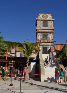 Costa Maya, Meksika - Ocak 2018: Turistler Costa Maya 'daki yolcu gemisi terminalindeki Maya tapınağına tırmanıyorlar.  