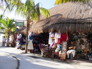 Costa Maya, Meksika - Ocak 2018: Kosta Rika 'daki yolcu gemisi terminalinde geniş renkli hatıra eşyaları sergilenmektedir..  