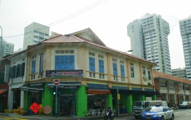 Singapur, Singapur-Mart 2016: Singapur 'da arka planda renkli bir mağaza ve modern binaların cephesi.