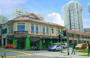 Singapur, Singapur-Mart 2016: Singapur 'da arka planda modern binaların sokak manzarası.