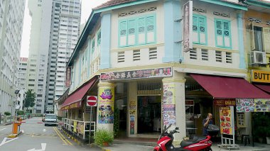 Singapur, Singapur-Mart 2016: Singapur 'da kırmızı motosikletli bir mağazanın cephesi.