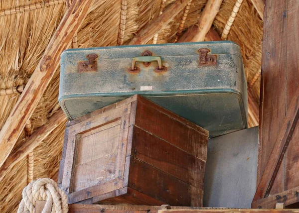 Maleta Vieja Maltratada Parte Superior Una Caja Madera — Foto de Stock