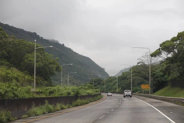 ハワイ州ホノルル2015年9月 霧深い朝にホノルルの道路上の車と山に沿って道路 — ストック写真