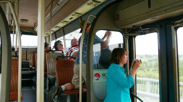 新加坡 新加坡 2016年3月 乘客在观光巴士内拍摄新加坡街景 — 图库照片