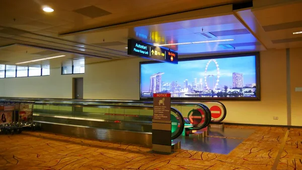 Singapore Singapore March 2016 Horizontal Escalators Digital Sign Boards Changi — Stock Photo, Image