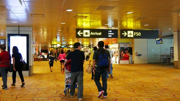 Singapore Singapore Maart 2016 Passagiers Gaan Richting Het Aankomst Vertrekpunt — Stockfoto