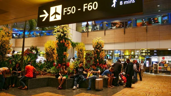 Singapore Singapore Maart 2016 Passagiers Zitten Bij Kleurrijke Bloemen Met — Stockfoto
