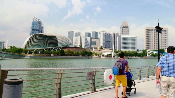 Singapur Singapur Marzec 2016 Spacer Turystów Moście Esplanade Marina Bay — Zdjęcie stockowe