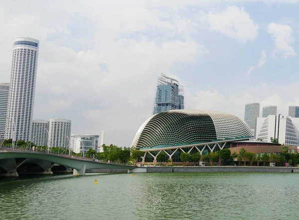 Singapur Singapur Marzec 2016 Nowoczesne Budynki Widziane Mostu Esplanade Zatoki — Zdjęcie stockowe