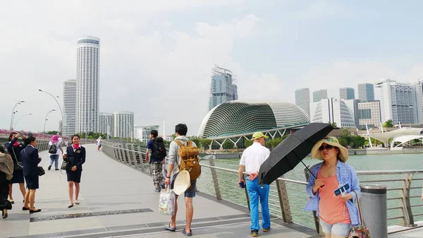 Сингапур Сингапур Март 2016 Люди Ходят Эспланадскому Мосту Фоне Современных — стоковое фото