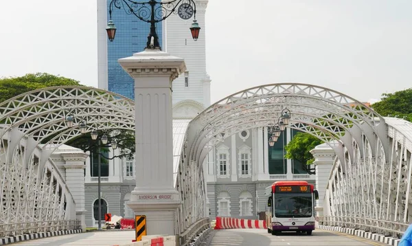 Сингапур Сингапур Март 2016 Туристический Автобус Едет Дугами Белой Стали — стоковое фото