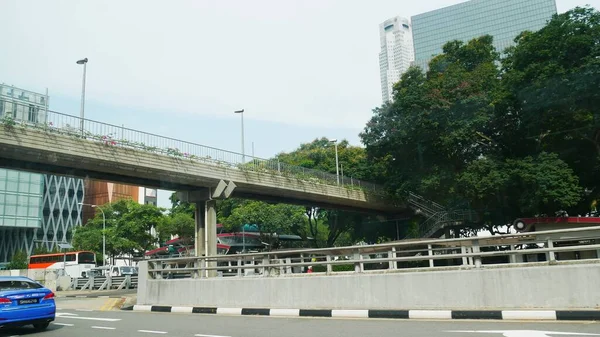 Singapur Singapur März 2016 Straßenansicht Mit Fußgängerüberführung — Stockfoto