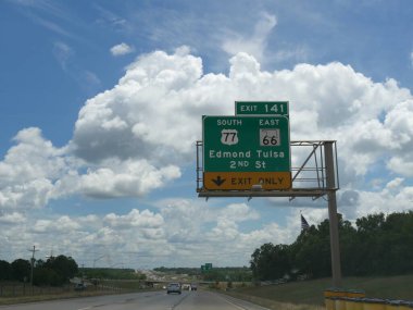 Oklahoma City, Usa-Nisan 2017: Güzel bir günde Edmond ve Tulsa çıkışlı yön tabelası. 