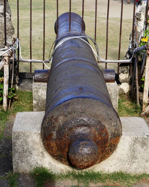 セブ市のサンペドロ砦内に展示されている古い大砲 — ストック写真