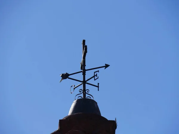 Bússola Rotativa Cima Edifício Antigo — Fotografia de Stock