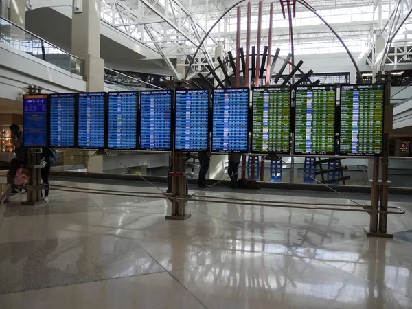 科罗拉多州丹佛 2018年3月 丹佛国际机场出发和到达数字飞行状态板 — 图库照片