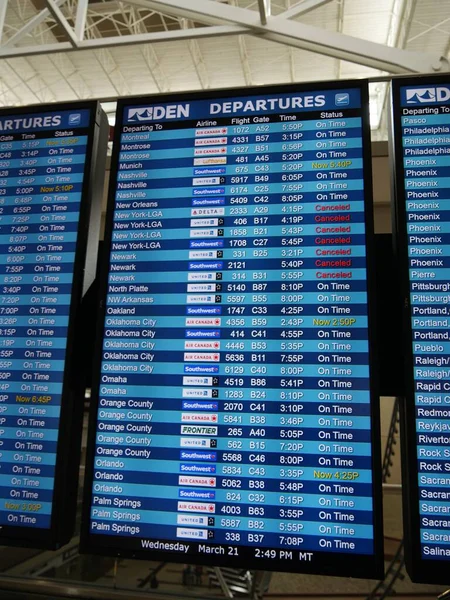 科罗拉多州丹佛 2018年3月 关闭丹佛国际机场的数字飞行状态板 — 图库照片