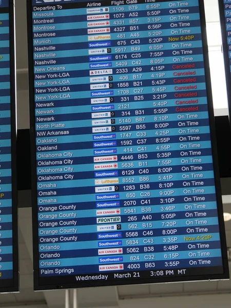 科罗拉多州丹佛 2018年3月 关闭从丹佛国际机场出发的数字飞行状态板 — 图库照片