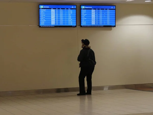 俄克拉荷马州 俄克拉荷马州市 2018年1月 一名男子在俄克拉荷马州威尔 罗杰斯世界机场内查看数字飞行状态板的起飞和到达情况 — 图库照片