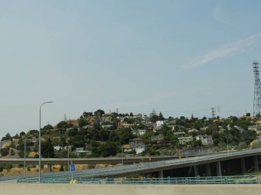 San Francisco, Kaliforniya-Temmuz 2018: Yamaçtaki San Francisco binalarının manzarası.  