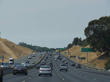 San Francisco, Kaliforniya-Temmuz 2018: San Francisco dışında seyahat eden arabaların geniş açılı görüntüsü.