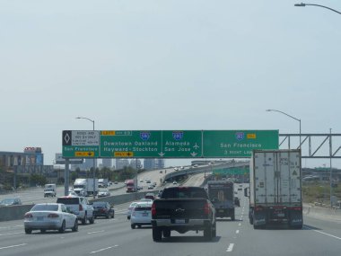 San Francisco, Kaliforniya-Temmuz 2018: San Francisco 'da sisli bir sabahta hafif trafik işaretleri.