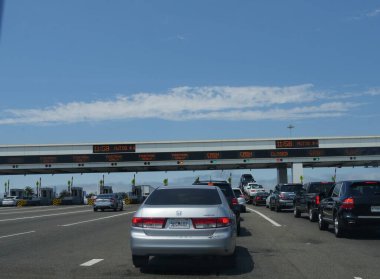 San Francisco, Kaliforniya-Temmuz 2018: Arabalar San Francisco 'daki Golden Gate Köprüsü' nün gişelerinde kuyruğa girdiler. 