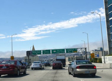 San Francisco, Kaliforniya-Temmuz 2018: Farklı istikamet çıkışları üzerinde yön işaretleri olan araçların orta geniş bir görüntüsü, San Francisco.