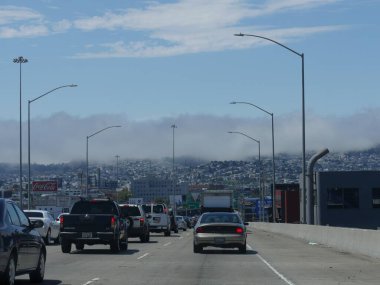 San Francisco, Kaliforniya-Temmuz 2018: San Francisco 'nun yoğun sisli ve xcenic manzaralı hafif trafik.