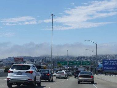 San Francisco, Kaliforniya-Temmuz 2018: Sisli bir sabah araçlar San Francisco 'ya yaklaşıyor.