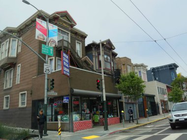San Francisco, Kaliforniya-Temmuz 2018: San Francisco 'da zemin katında bir mağazası olan bir binanın cephesi. 