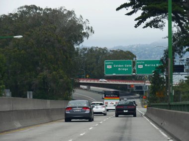 San Francisco, California-Temmuz 2018: San Francisco 'daki Golden Gate köprüsü ve Marina Bulvarı' na giden araçlar.