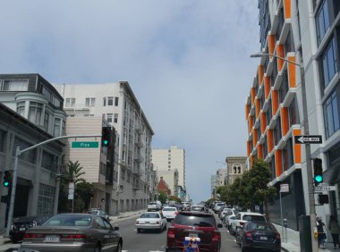 San Francisco, Kaliforniya-Temmuz 2018: Modern apartman ve San Francisco 'da yokuş yukarı bir caddede bulunan apartman daireleri ve araçlar yolda..