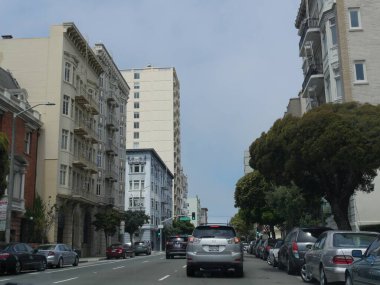 San Francisco, Kaliforniya-Temmuz 2018: San Francisco sokak manzaralı apartmanlar ve apartmanlar.