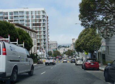 San Francisco, Kaliforniya-Temmuz 2018: San Francisco sokak manzaralarını daire binaları ve apartmanlarla kapatın.