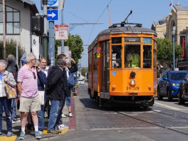 San Francisco, Kaliforniya-Temmuz 2018: Yoldaki tarihi San Francisco tramvayı, insanlar caddeyi geçmek için bekliyor. 